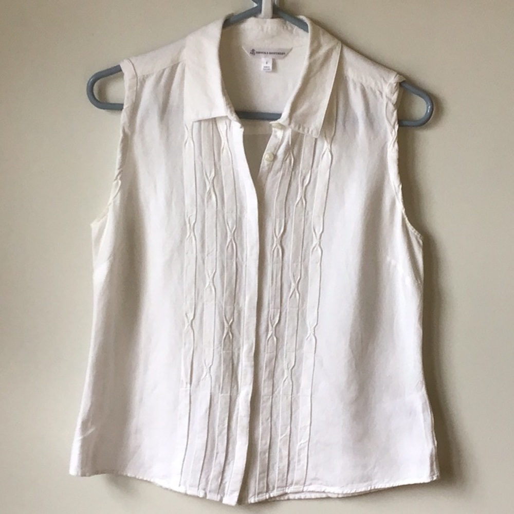 Linen blend button front sleeveless top. Stitched pleat detail. Pit to pit 19”.